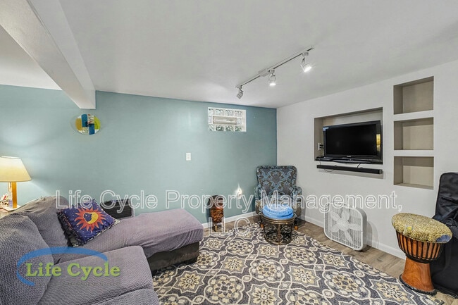 Building Photo - 2052 Collingwood Ave SW