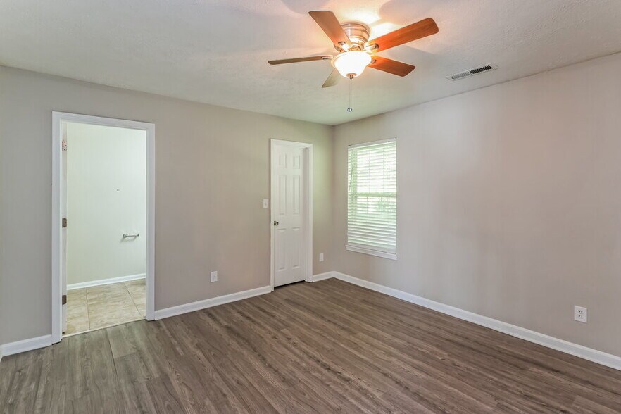 Building Photo - 11107 Meadow Chase Ct