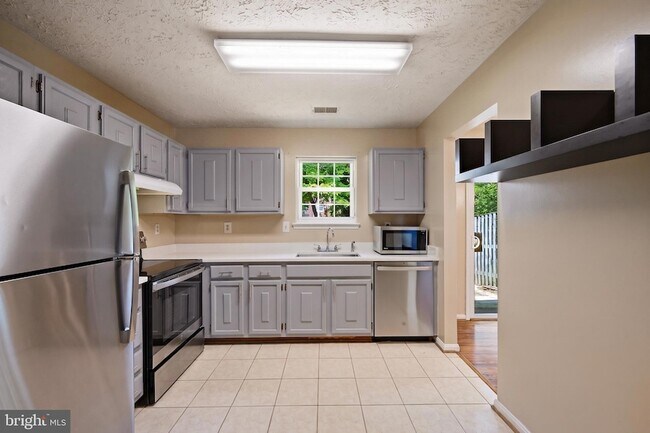 Building Photo - 16 Meadowside Ct