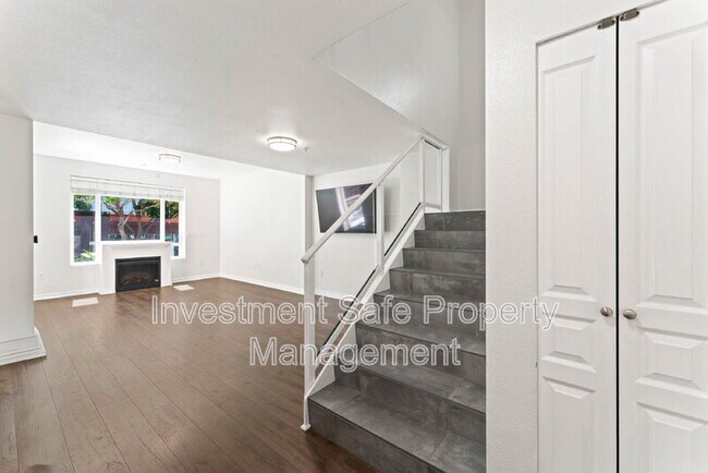 Building Photo - 300 W Beech St