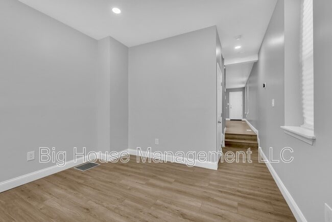 Building Photo - 226 N Madeira St