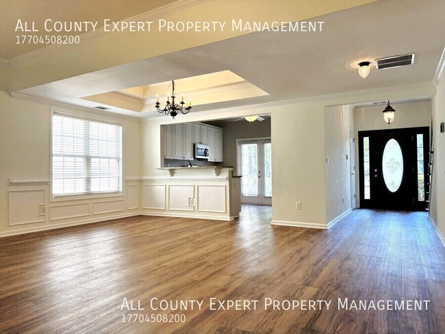 Building Photo - 2075 Pine Tree Dr