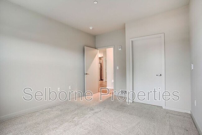 Building Photo - 5239 Claremont Ave