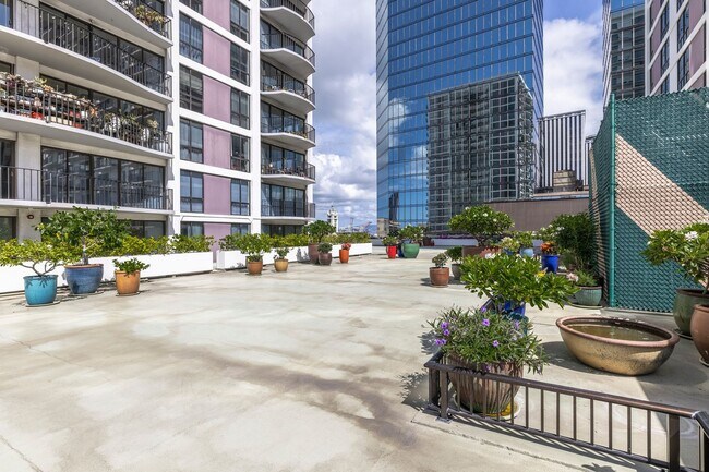 Building Photo - Harbor Square Condo