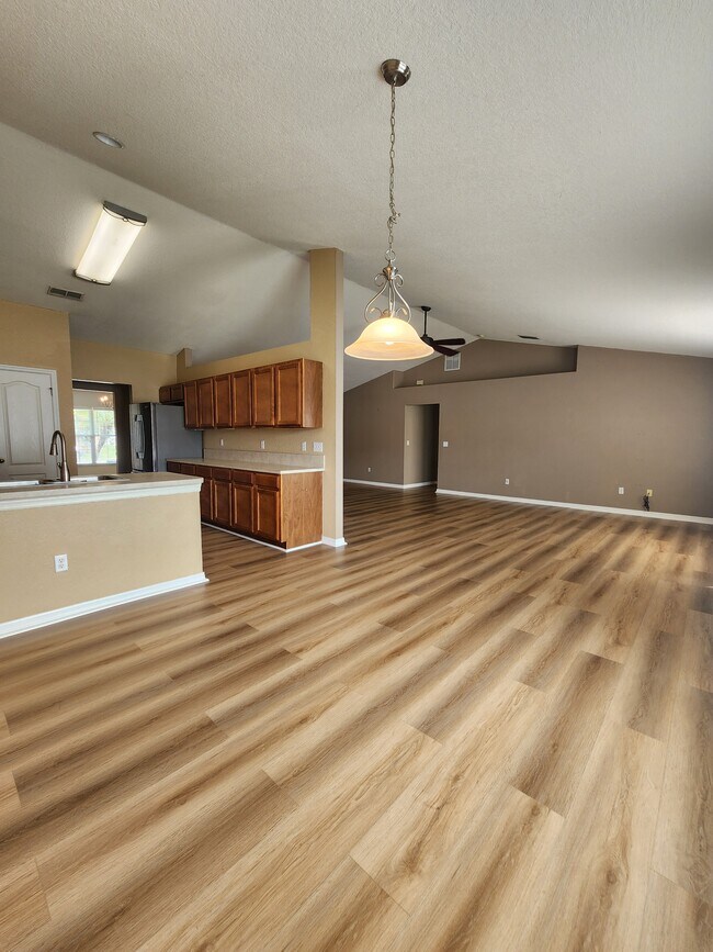 Building Photo - 505 Buckshot Ln