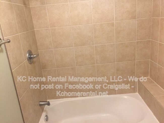 Building Photo - 200 E 43rd St