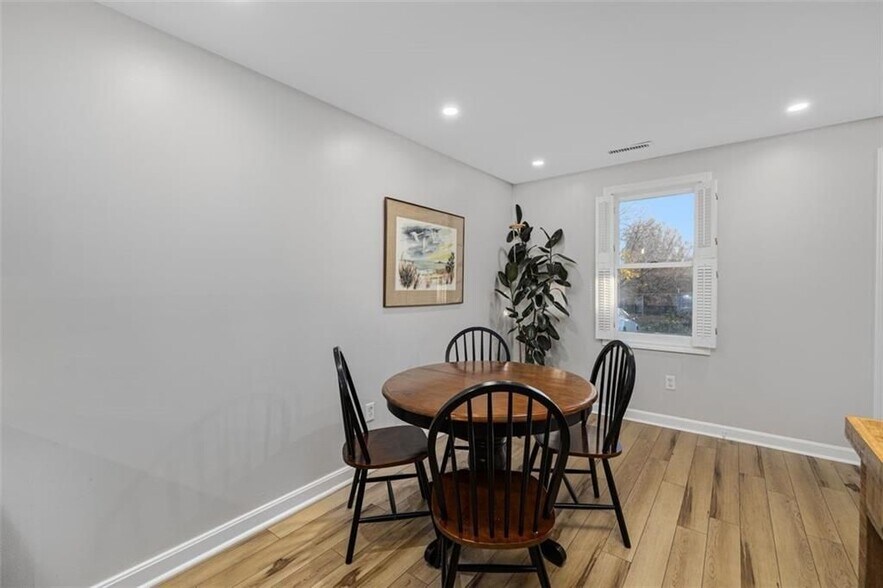 Building Photo - 208 Marlborough St