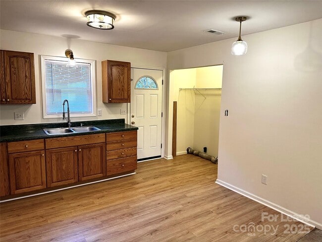 Building Photo - 5589 Wrenn Dr