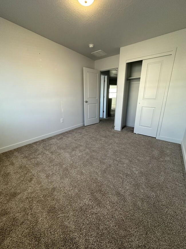 Building Photo - New Home for the New Year! 2 Weeks Rent Fr...