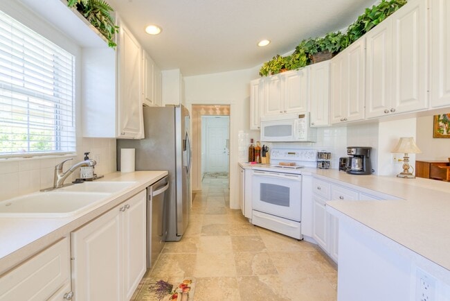 Building Photo - Fully furnished, 2-bedroom, 2 bath, 2 car garage villa