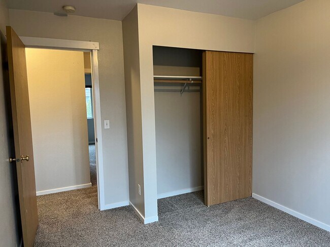 Building Photo - 3 Bed, 2 Bath Home- Fenced Back Yard!