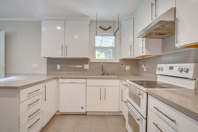 Building Photo - East Pensacola 4BR Home with Loft, Sunroom, Hardwood Floors & Updated Kitchen