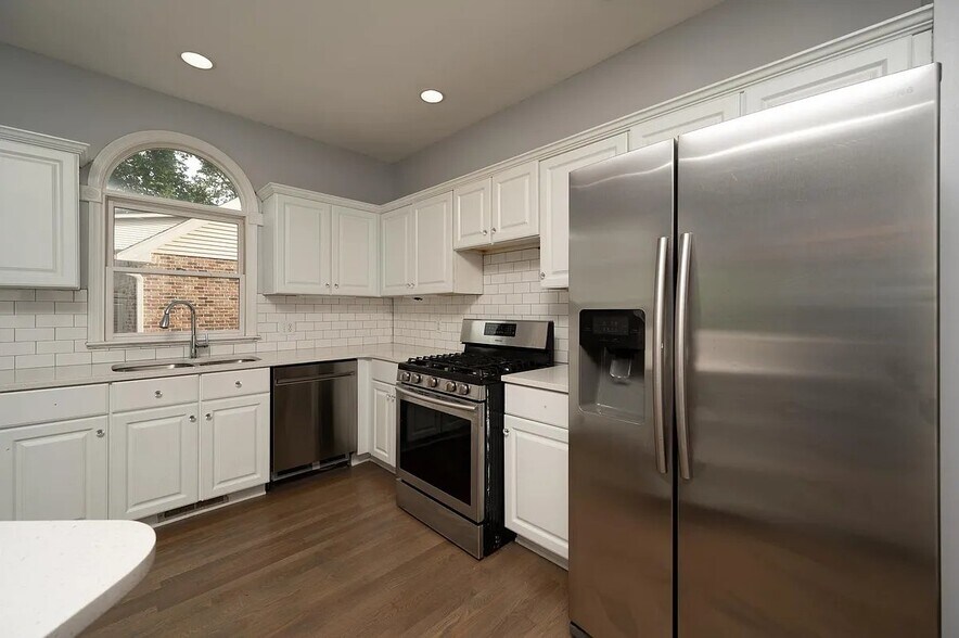 Building Photo - 6844 Collinswood Dr