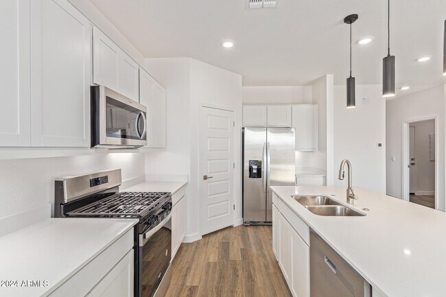 Building Photo - 15371 W Smoketree Dr