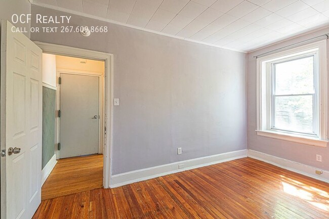 Building Photo - Spacious One Bedroom w/ Hdwd Flrs (Univers...