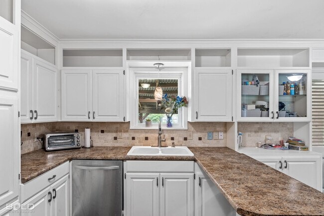 Building Photo - Adorable 3 bed 2 bath in Broadmoor Area!