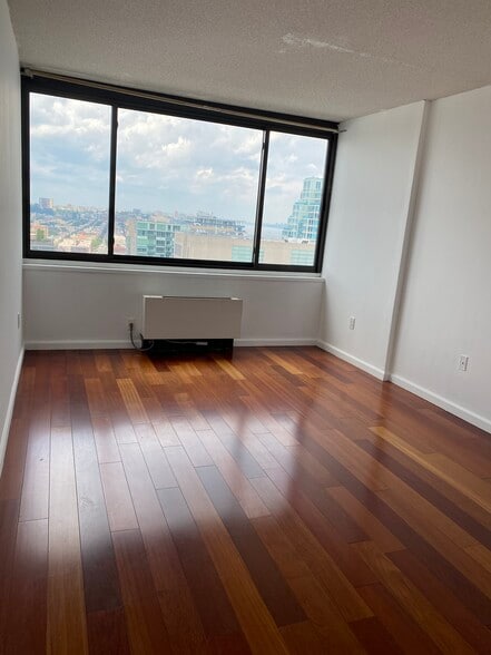 Building Photo - 45 River Dr S