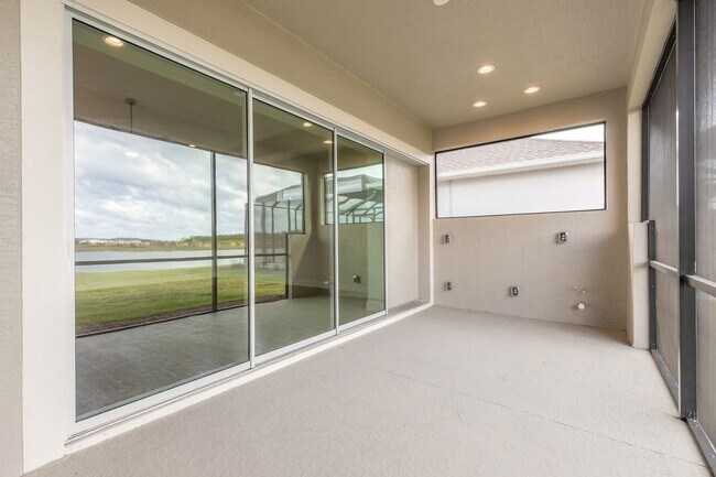 Building Photo - Like new home in Mosaic subdivision. 3 car garage