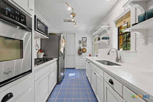 Building Photo - 202 Leveritts Loop