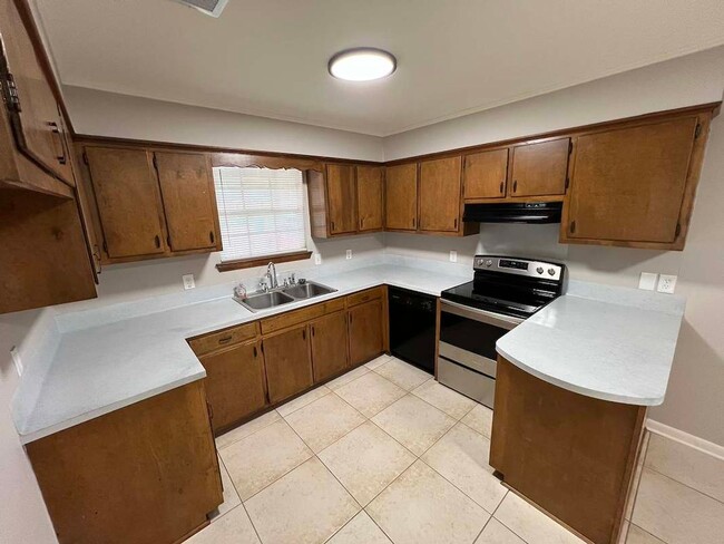 Building Photo - 1114 Willow Creek Dr