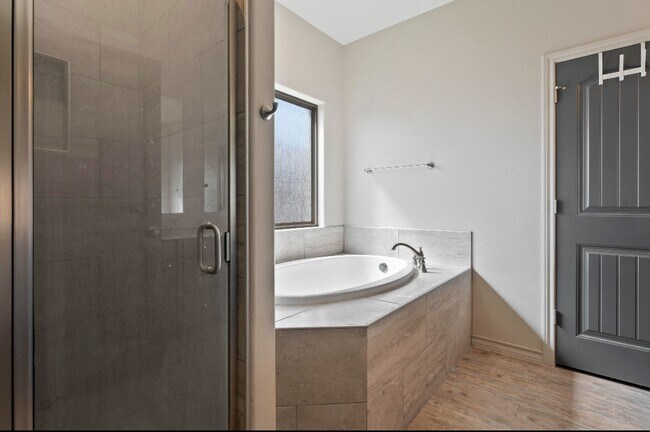 Building Photo - 4 bed 2 bath in North Pointe now available