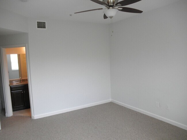 Building Photo - Shoma Townhomes