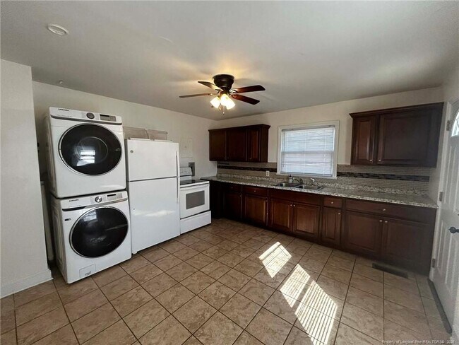 Building Photo - 1000 Ivy Rd