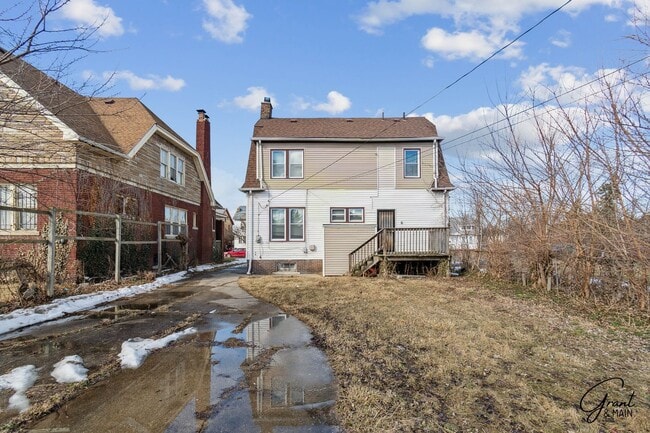 Building Photo - Stunning 3 Bedroom 1 Bath Colonial - Detroit