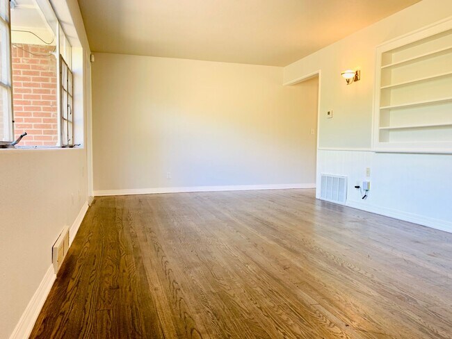 Building Photo - Awesome 3BD 2BA Home with HUGE Primary Bedroom in Lakewood Addition!!