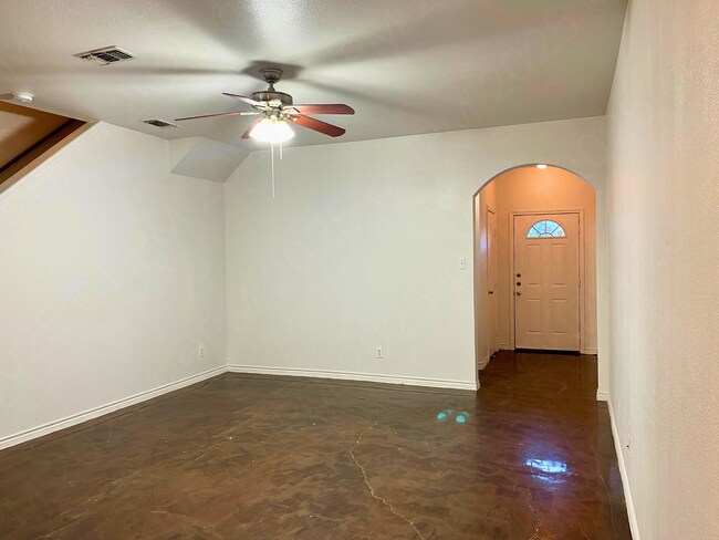 Building Photo - Move-In Special! 3-Bed, 2.5-Bath Townhouse...