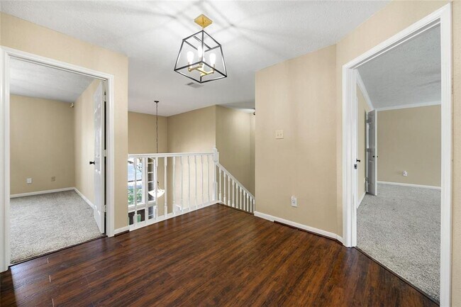 Building Photo - 2645 Lakeway Dr