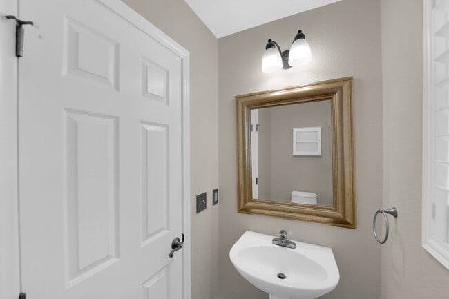 Building Photo - Beautiful Two bedroom 2 1/2 bath