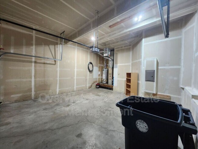 Building Photo - 4041 Lunar Dr