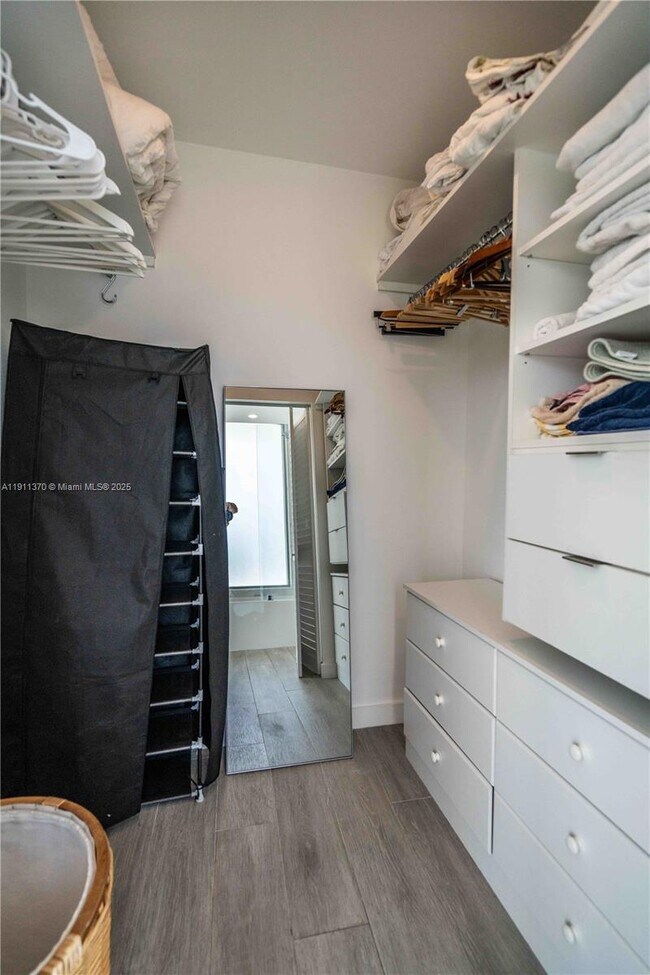 Building Photo - 8425 Crespi Blvd