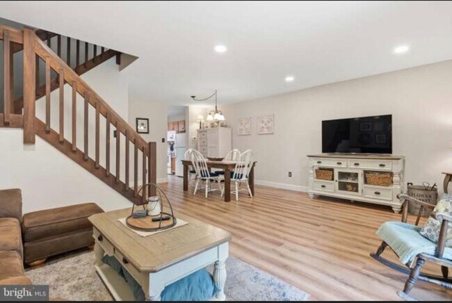 Building Photo - 146 Larchwood Ct