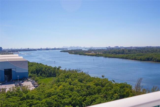 Building Photo - 100 Bayview Dr