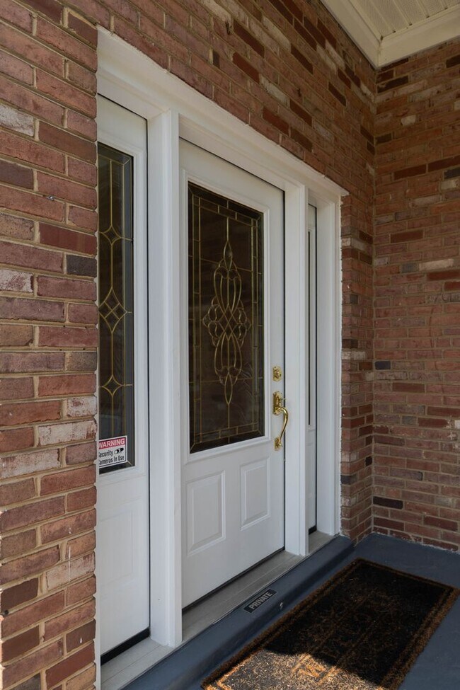 Building Photo - Spacious Split-Level with In-Law Suite & B...