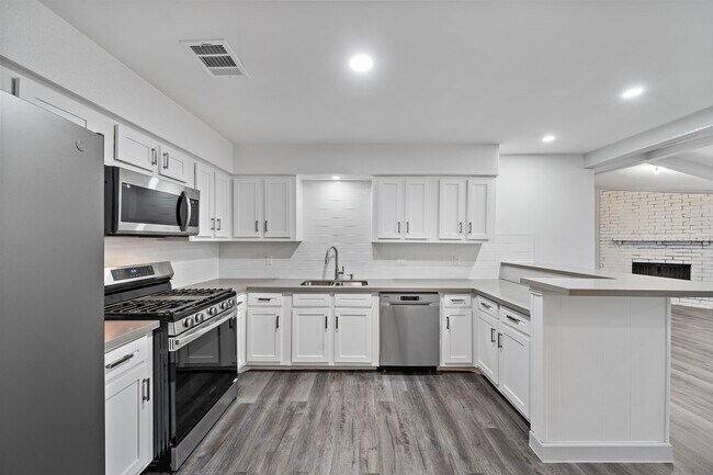 Building Photo - 1714 Huge Oaks St