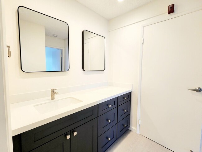Building Photo - Top floor remodeled Woodlake unit