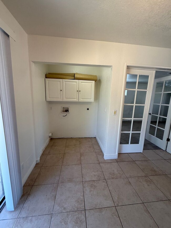 Building Photo - 4 bedroom 2 bath-contact Property Pros for more information