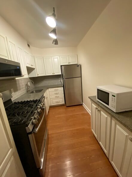 Building Photo - 7420 Lakeview Dr