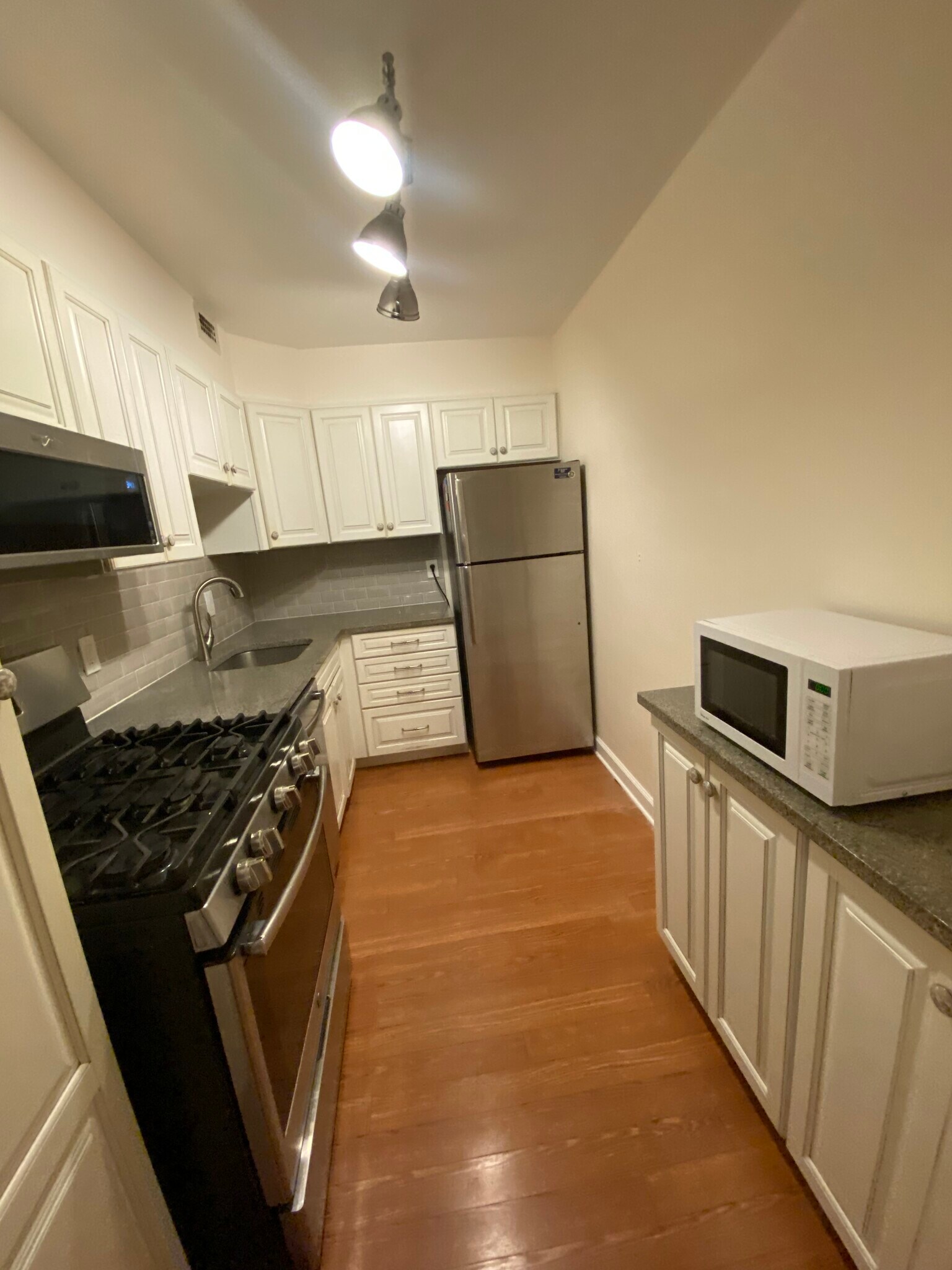 Building Photo - 7420 Lakeview Dr