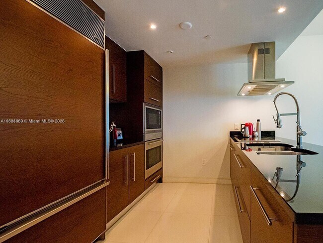 Building Photo - 485 Brickell Ave