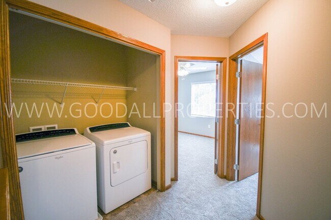 Building Photo - 3 bed 2.5 bath Single Family Home with fenced in yard!