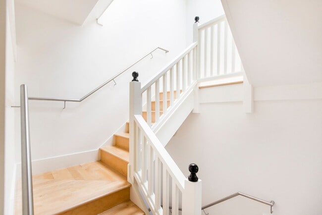 Building Photo - Sunny Apartment in Elmwood Neighborhood