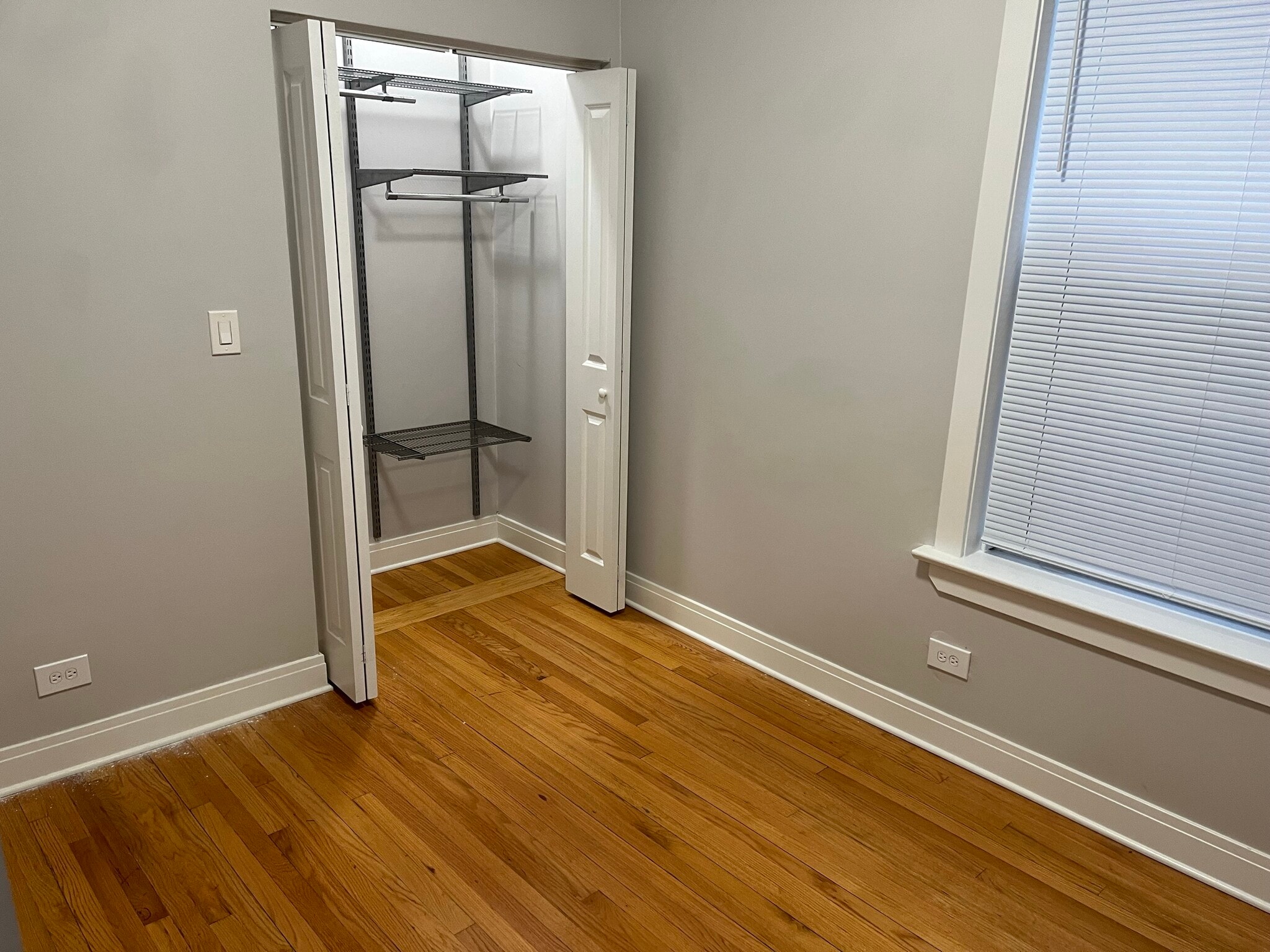 Building Photo - 1924 W Wilson Ave