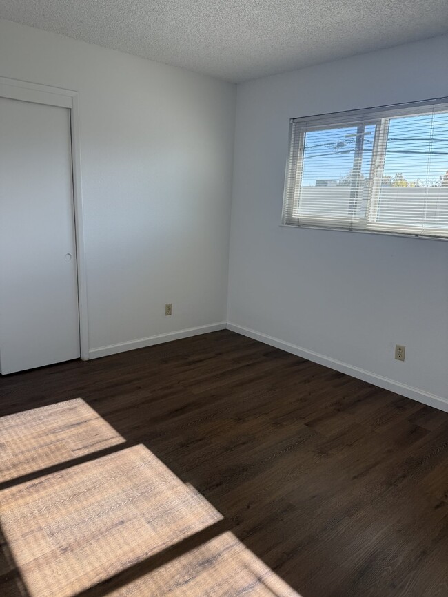 Building Photo - Refreshed 2 Bed, 1 Bath Tracy Apartment