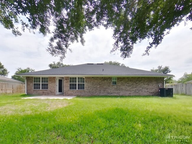 Building Photo - 2727 Fox Creek Dr E