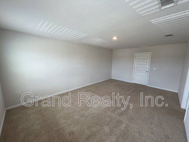 Building Photo - 5431 Peach Dr
