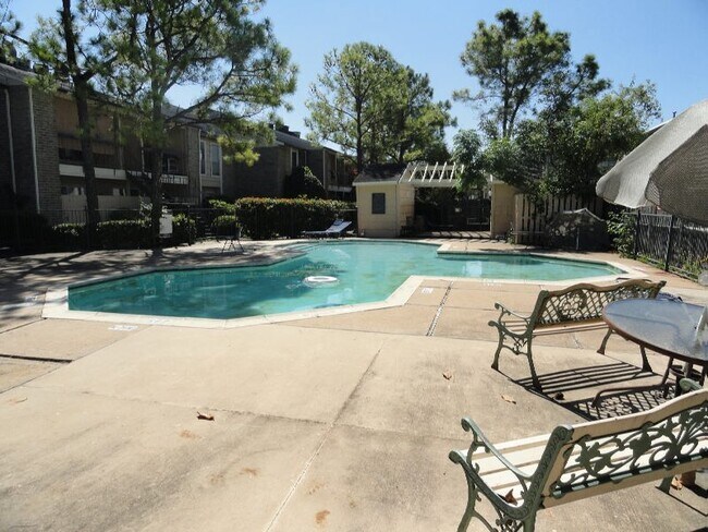 Building Photo - 8201 Richmond Ave